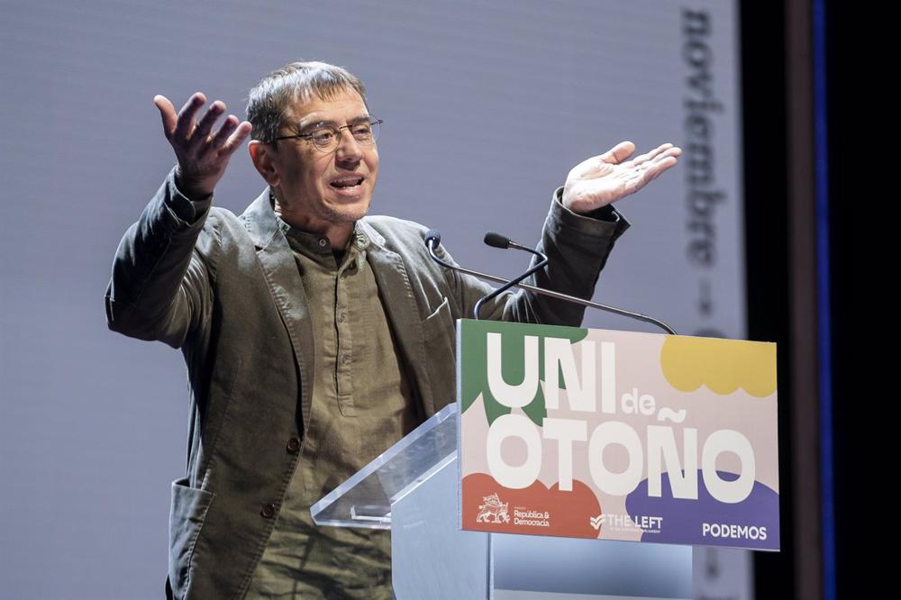 Archivo - El cofundador de Podemos Juan Carlos Monedero, en el acto de de la 'Uni de otoño' en el Teatro Coliseum, a 6 de noviembre de 2022, en Madrid Archivo