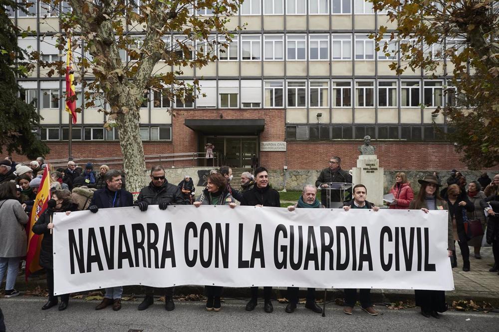 Varias personas asisten a la concentración convocada para expresar el apoyo de los habitantes de Navarra a la Guardia Civil, frente a la comandancia de la Guardia Civil, a 11 de diciembre de 2022, en Pamplona, Navarra (España). Esta concentración ha sido Varias