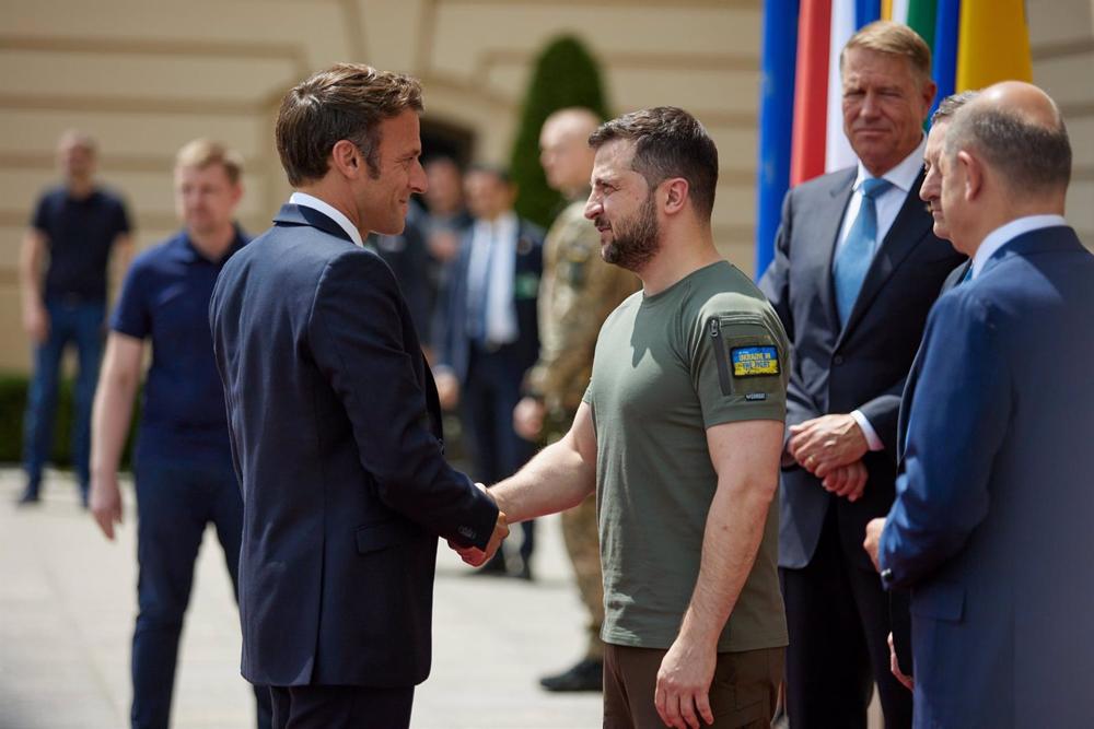 Archiv - Der französische Präsident Emmanuel Macron und der ukrainische Präsident Wolodimir Zelenski Archiv