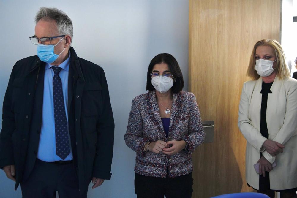 La ministra de Sanidad, Carolina Darias (c), la directora general del INGESA, Belén Hernando (d) y el director provincial del INGESA, Jesús Lopera (i), visita el Centro de Salud del Tarajal, a 11 de diciembre de 2022, en Ceuta (España). La