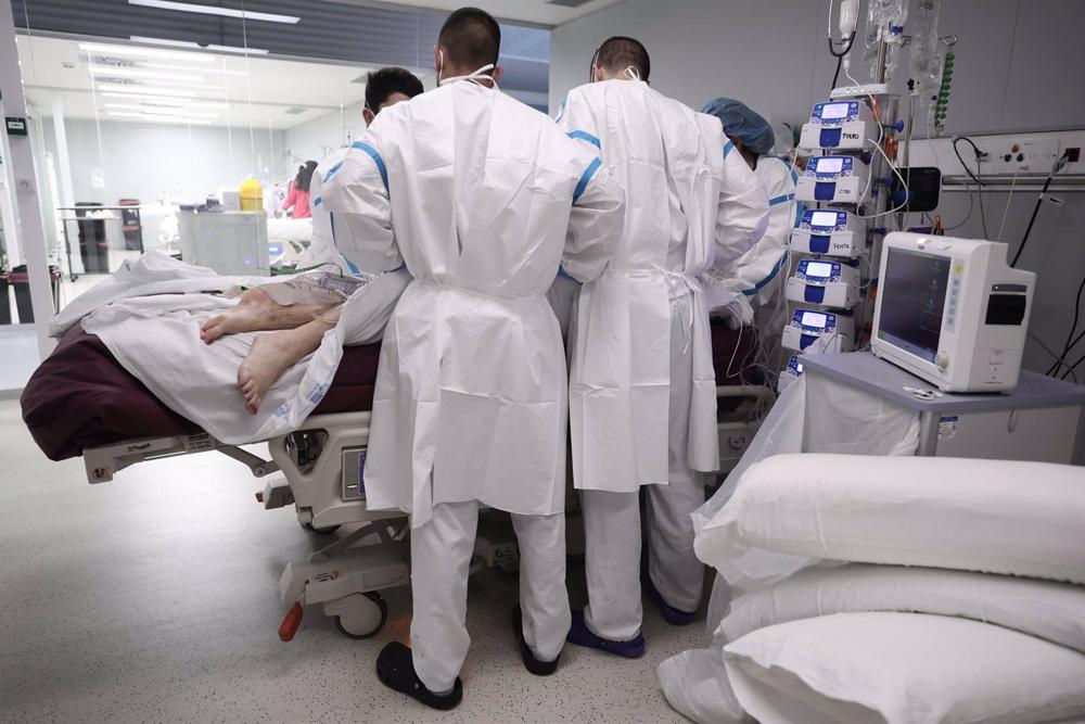Archivo - Atención a un hospitalizado por Covid Archivo