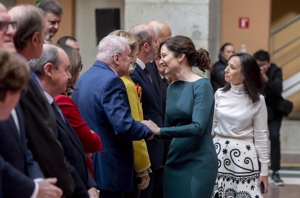 La presidenta de la Comunidad de Madrid, Isabel Díaz Ayuso, saluda al ex presidente de la Comunidad de Madrid, Joaquín Leguina, en el acto homenaje a la Constitución Española en su 44 aniversario en la Real Casa de Correos La
