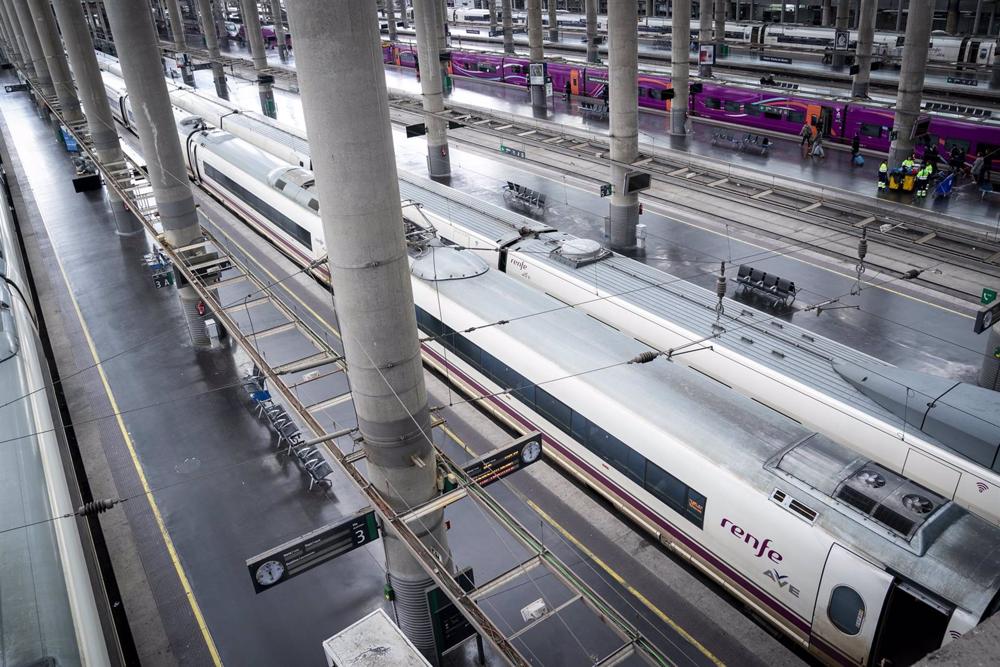 Dos AVE de Renfe estacionados en una de las vías de la estación Puerta de Atocha-Almudena Grandes Dos