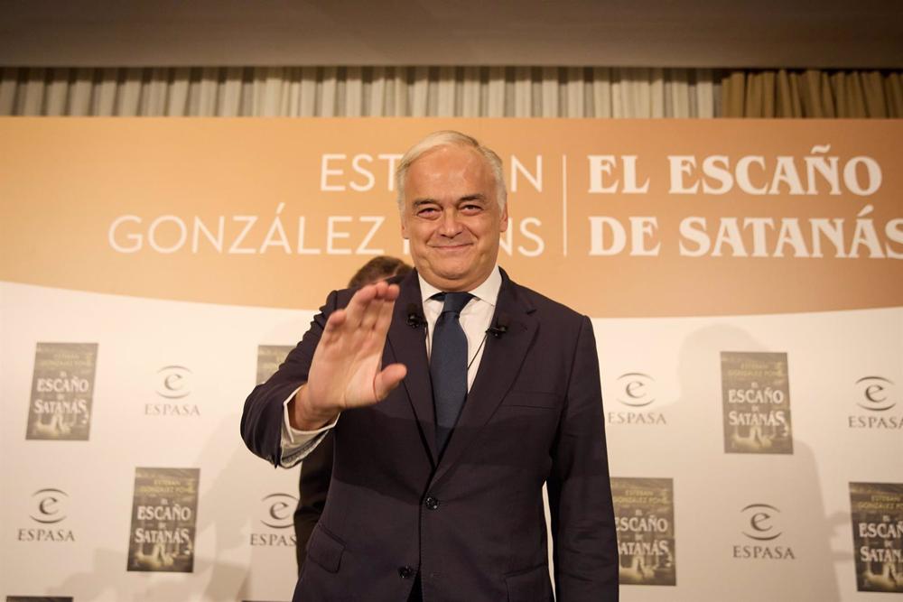 El vicesecretario general institucional del PP, Esteban González Pons, saluda a su llegada a la presentación del libro ‘El escaño de Satanás’ en el Hotel Intercontinental, a 30 de noviembre de 2022, en Madrid (España). El