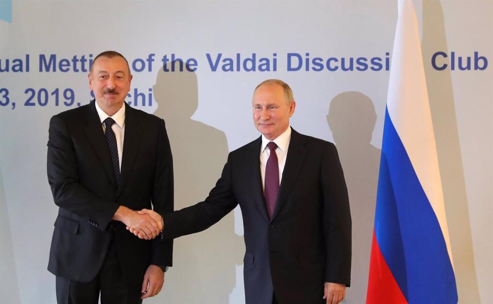 Archiv - Der russische Präsident Wladimir Putin mit seinem aserbaidschanischen Amtskollegen Ilham Aliyev. Archiv