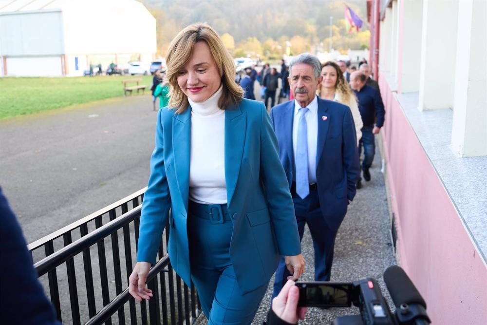 (I-D) La ministra de Educación, Pilar Alegría; el presidente de Cantabria, Miguel Angel Revilla, y la delegada del Gobierno en Cantabria, Ainoa Quiñones, a su llegada a la visita del Colegio de Educación Infantil y Primaria Leonardo Torres Quevedo, a 1 de (I-D)