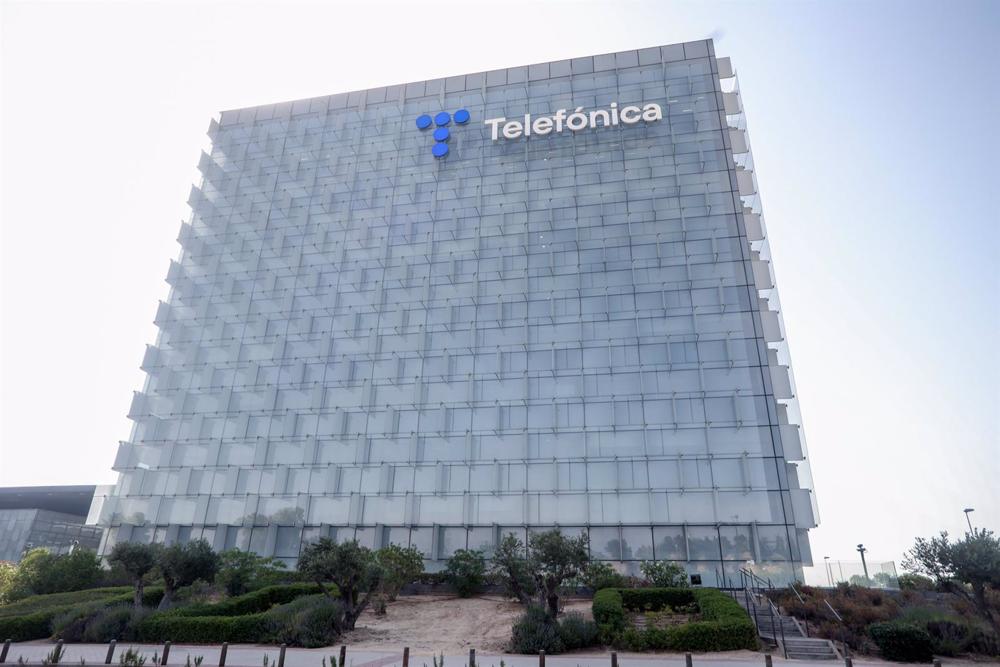 Archivo - Fachada de la sede de la multinacional española Telefónica, situada en la Ronda de la Comunicación, en el denominado Distrito Telefónica, a 22 de Julio de 2022, en el barrio de Las Tablas, Madrid, (España) Archivo