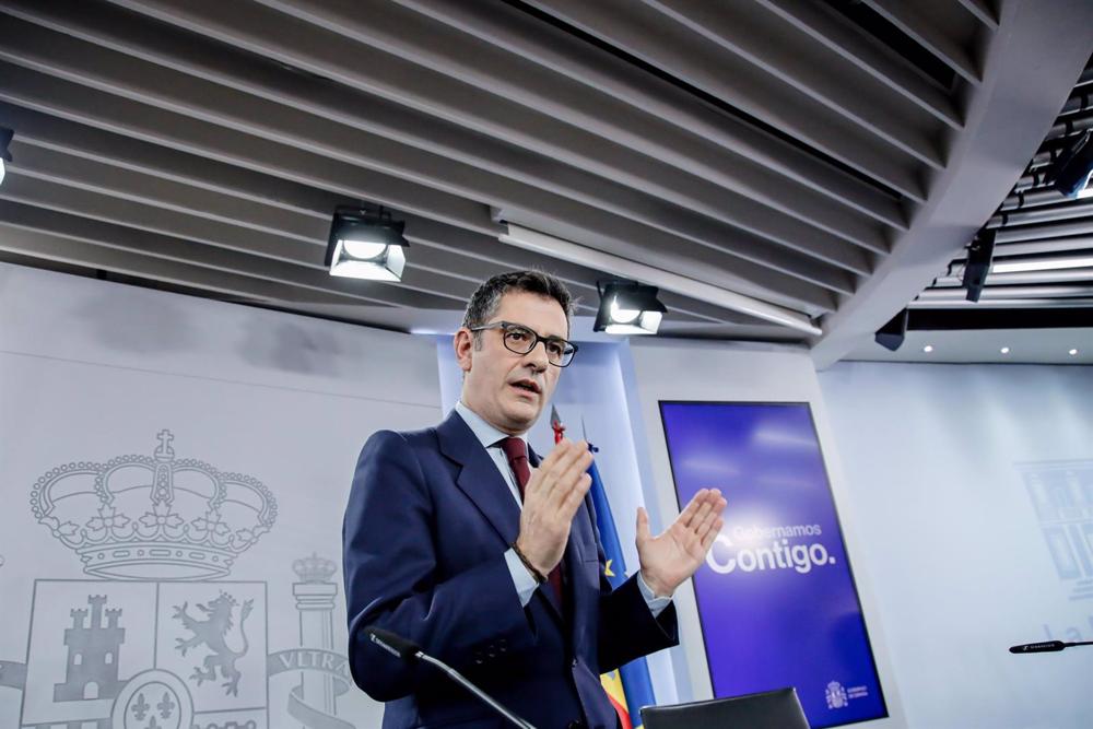 El ministro de la Presidencia, Relaciones con las Cortes y Memoria Democrática, Félix Bolaños, a su salida de una rueda de prensa posterior al Consejo de Ministros, en el Palacio de La Moncloa, a 29 de noviembre de 2022, en Madrid (España). El