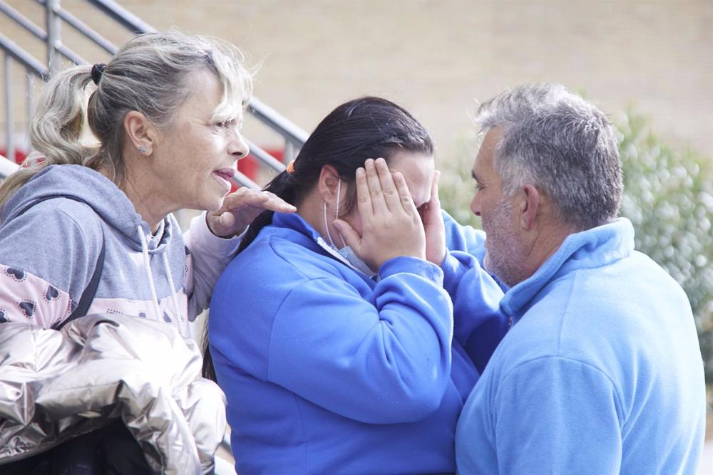 Imagen de la semana pasada de los familiares del menor de Manzanilla (Huelva) hallado en un coche con su abuelo al desaparecer con él Imagen