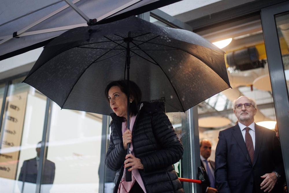 La ministra de Defensa, Margarita Robles y el presidente de Repsol, Antonio Brufau Niubó, durante su visita a las instalaciones de la empresa Finanzauto, S.A.U La