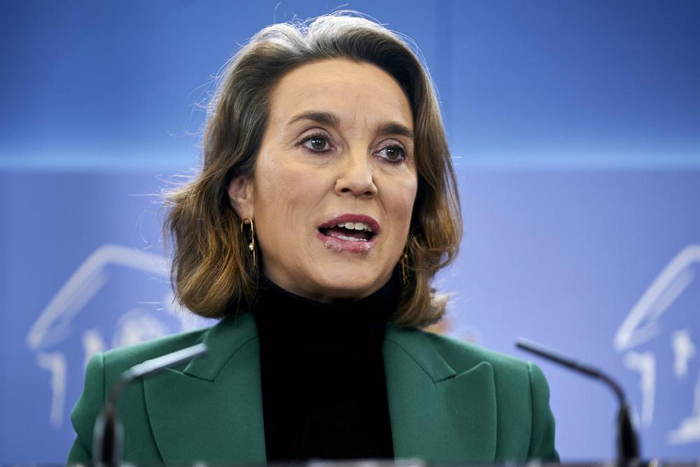 La portavoz parlamentaria del PP en el Congreso, Cuca Gamarra, durante una rueda de prensa posterior a la reunión de la Junta de Portavoces, en el Congreso de los Diputados, a 13 de diciembre de 2022, en Madrid (España). La
