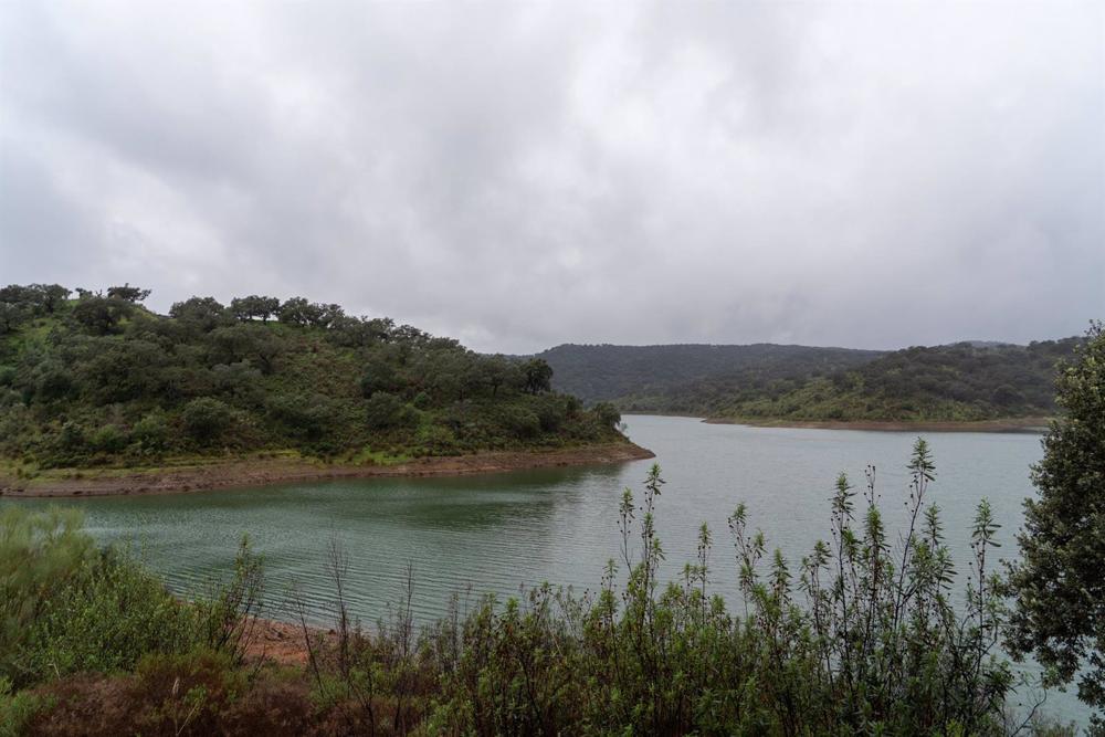 Vista del Pantano de la Minilla embalse que suministra a la capital Andaluza, a 12 de Diciembre de 2022 en Sevilla, (Andalucía, España).Las últimas lluvias comienzan a llenar los pantanos Andaluces, según la Agencia Estatal de Meteorología. Vista