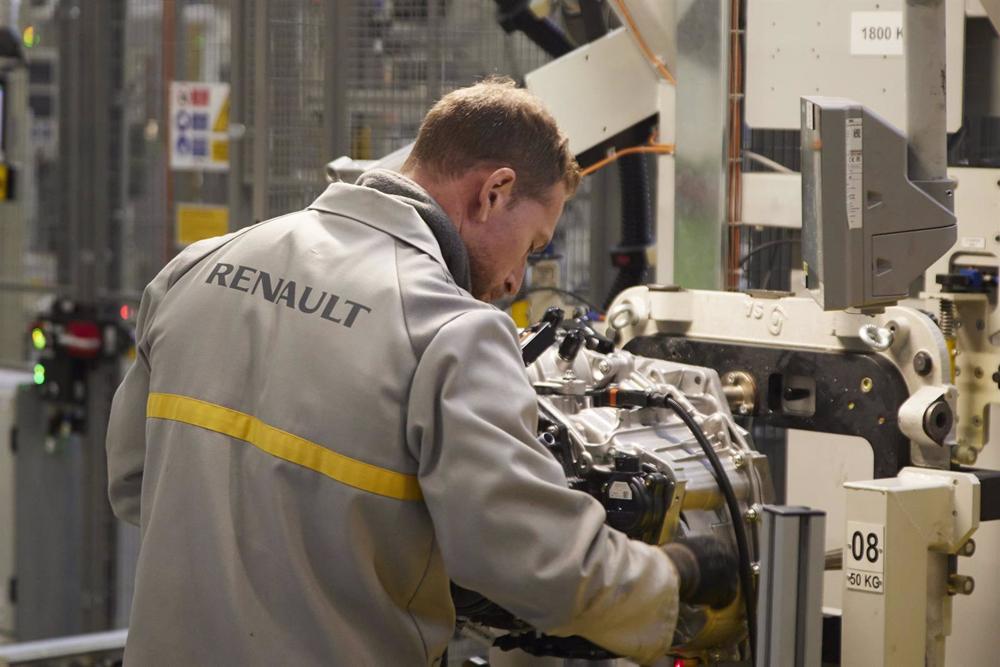 Detalle de un trabajador de la fábrica durante la visita a la planta del proyecto Re-Factory Detalle