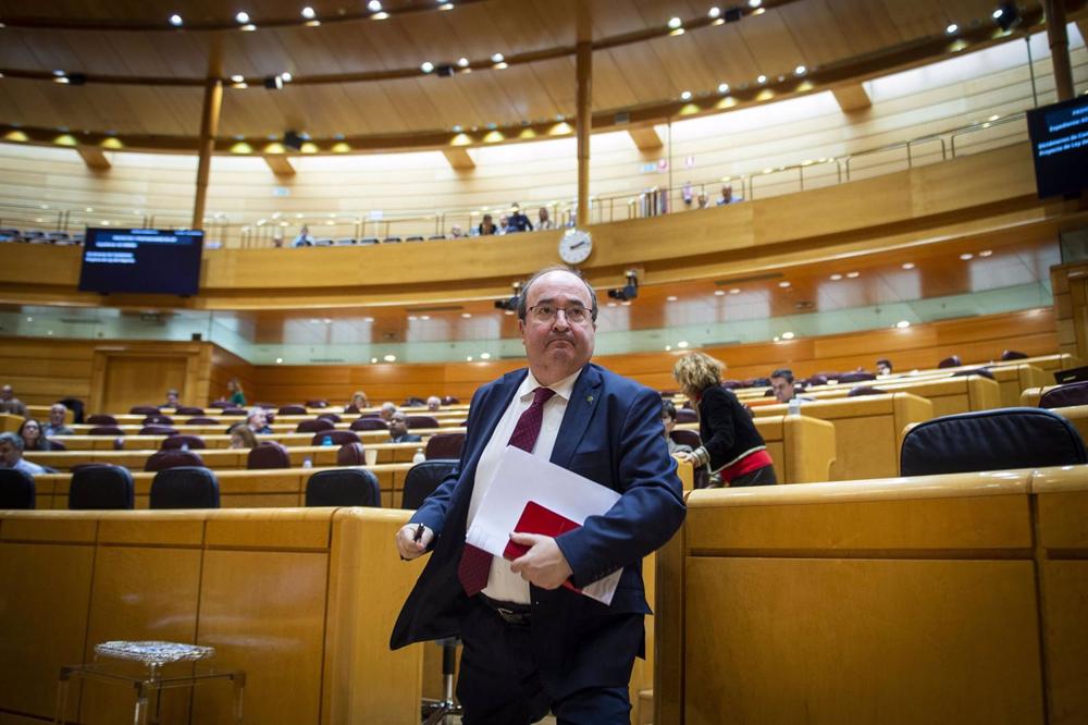 El ministro de Cultura y Deporte, Miquel Iceta, durante un pleno del Senado, a 13 de diciembre de 2022, en Madrid (España). El Pleno del Senado debate y vota la nueva Ley del Deporte, que, entre otras cosas, permite la participación directa de federacione El