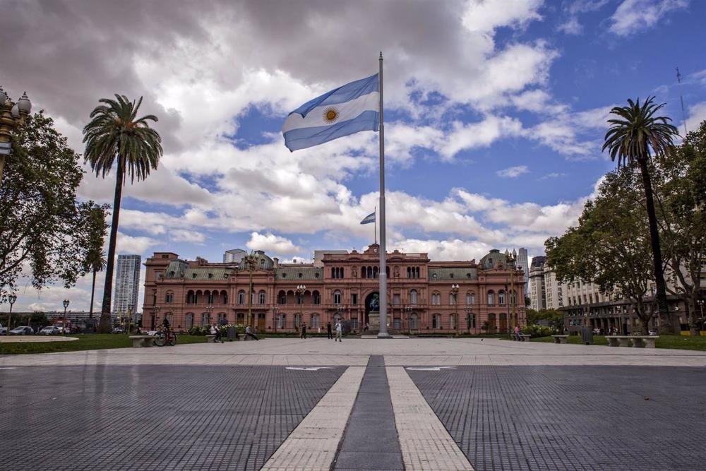 Archiv - Dateibild einer argentinischen Flagge mit der Casa Rosada, dem Sitz der Präsidentschaft, im Hintergrund. Archiv