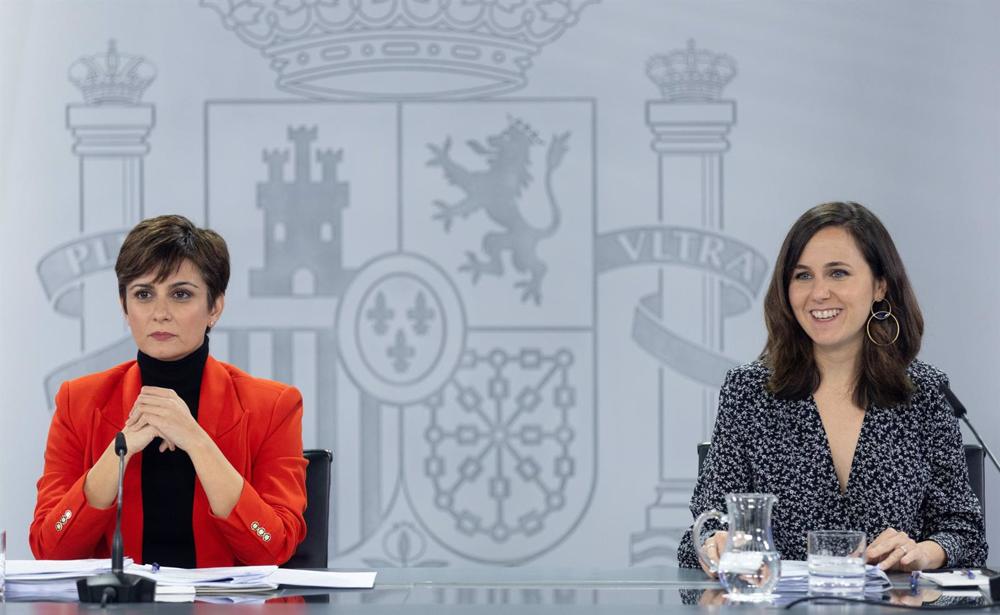 La ministra de Política Territorial y portavoz del Gobierno, Isabel Rodríguez (i), y la ministra de Derechos Sociales y Agenda 2030, Ione Belarra (d), durante una rueda de prensa del Consejo de Ministros, en el Palacio de la Moncloa La