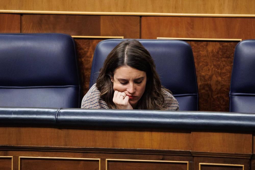 La ministra de Igualdad, Irene Montero, durante una sesión plenaria en el Congreso de los Diputados, a 1 de diciembre de 2022, en Madrid (España). La