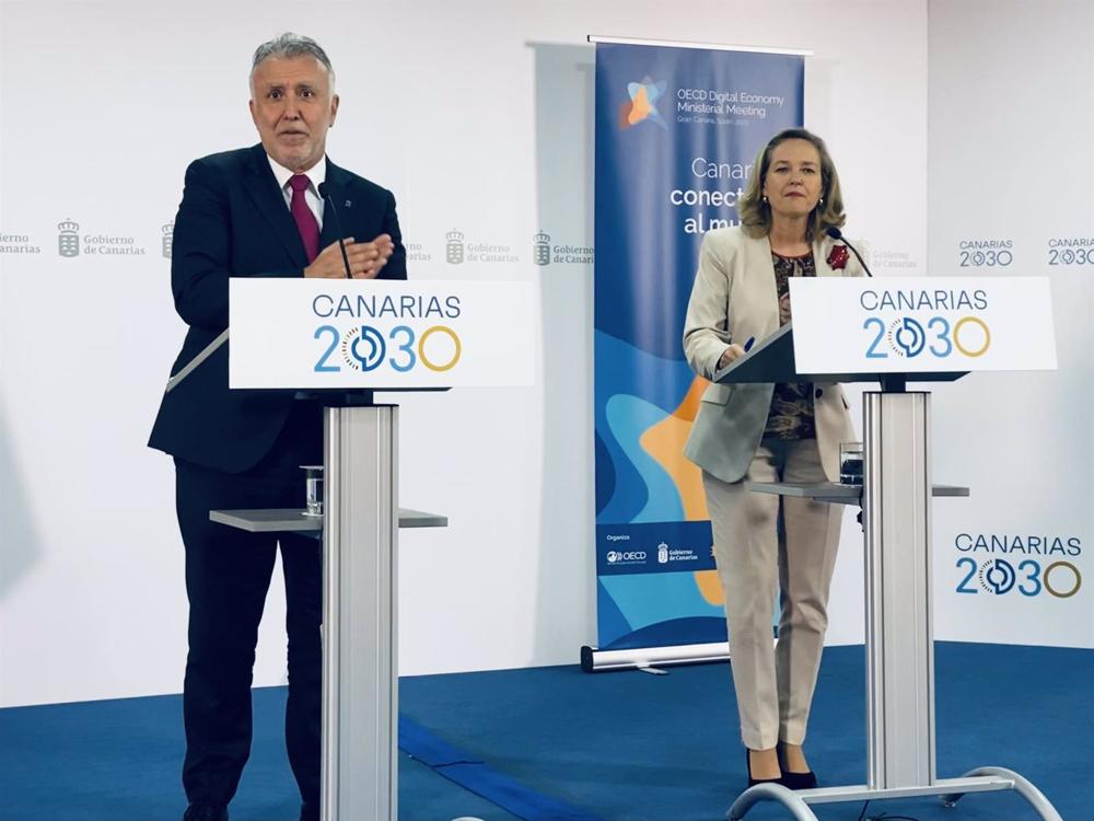 El presidente del Gobierno canario, Ángel Víctor Torres, y la vicepresidenta primera del Gobierno de España, Nadia Calviño, tras una reunión en Gran Canaria El