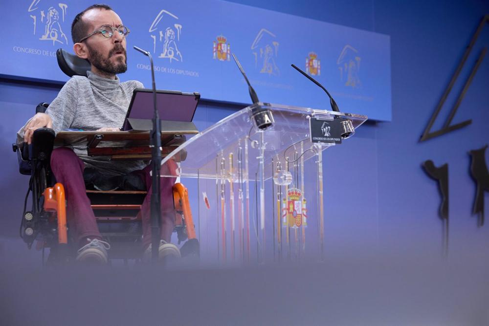 El portavoz de Unidas Podemos en el Congreso de los Diputados, Pablo Echenique, durante una rueda de prensa, en el Congreso de los Diputados. El