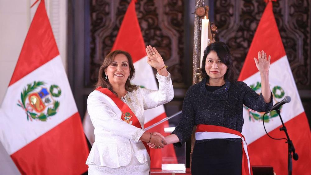 La presidenta de Perú, Dina Boluarte, toma posesión a su ministra de Exteriores, Ana Cecilia Gervasi La