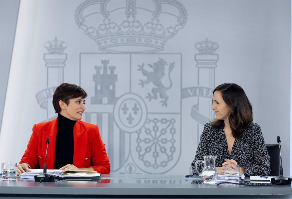 La portavoz del Gobierno, Isabel Rodríguez (i), y la ministra de Derechos Sociales, Ione Belarra (d), durante una rueda de prensa del Consejo de Ministros, en el Palacio de la Moncloa, a 13 de diciembre de 2022, en Madrid (España). La
