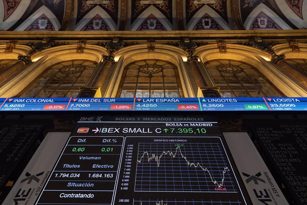 Un panel del Ibex 35 en el Palacio de la Bolsa de Madrid, a 9 de diciembre de 2022, en Madrid (España). Un