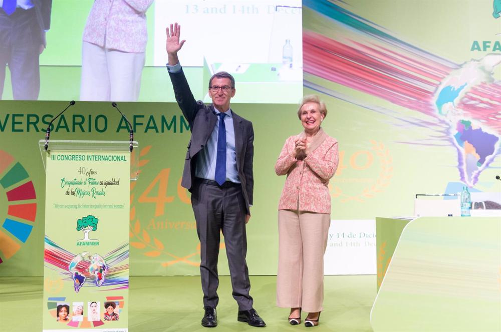 El presidente del Partido Popular, Alberto Núñez Feijóo, y la presidenta nacional de AFAMMER, Carmen Quintanilla, en el III Congreso Internacional de la Asociación de Familias y Mujeres del Medio Rural (AFAMMER), en el Hotel Auditórium, a 14 de diciembre El