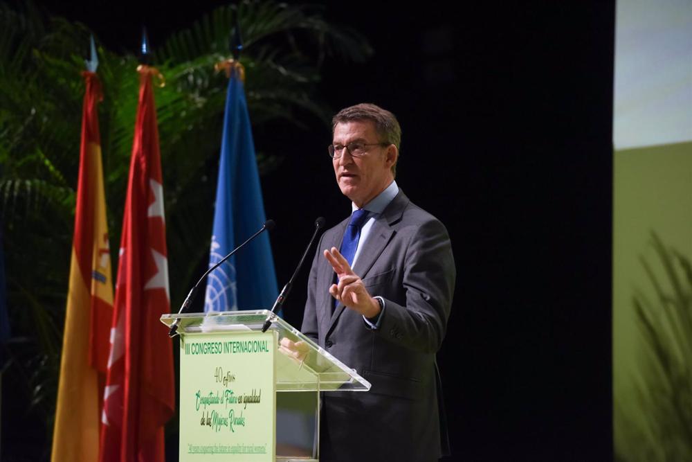 El presidente del Partido Popular, Alberto Núñez Feijóo, participa en el III Congreso Internacional de la Asociación de Familias y Mujeres del Medio Rural (AFAMMER), en el Hotel Auditórium, a 14 de diciembre de 2022, en Madrid (España). El