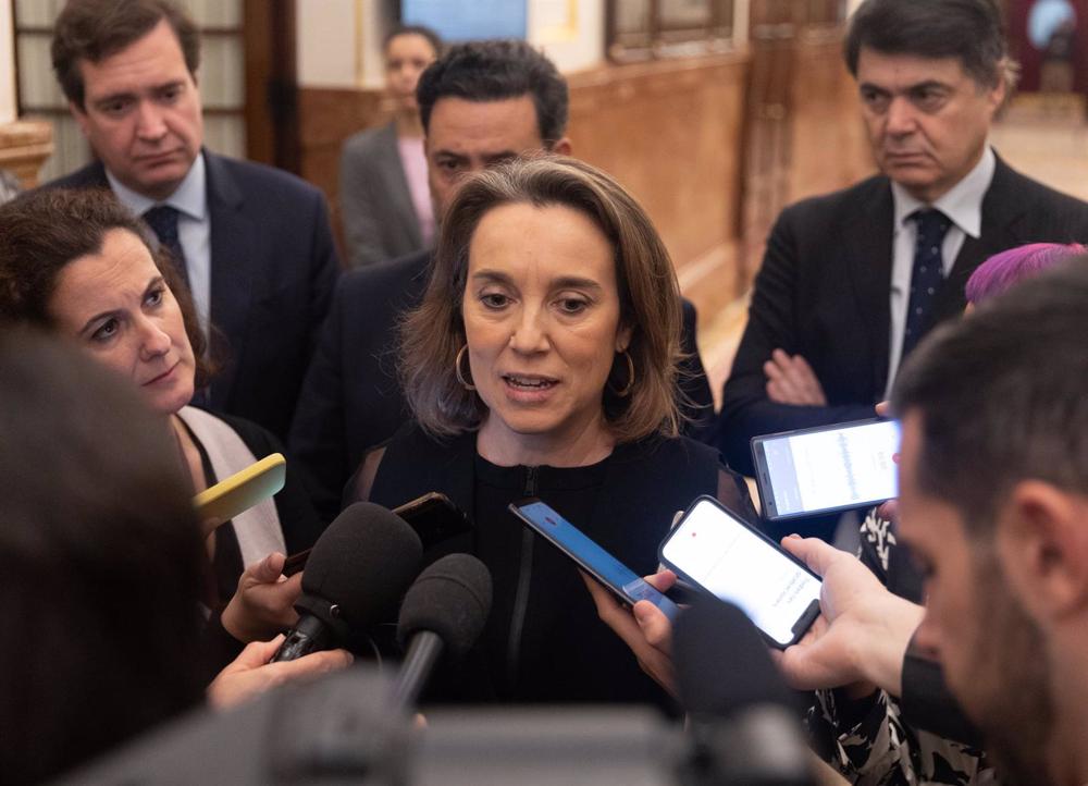 La portavoz parlamentaria del PP en el Congreso, Cuca Gamarra, ofrece declaraciones a los medios a su salida de una sesión plenaria en el Congreso de los Diputados, a 14 de diciembre de 2022, en Madrid (España). La