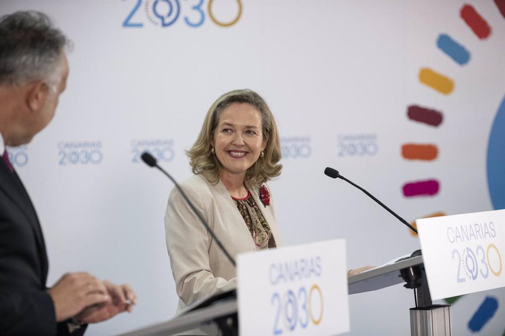 La vicepresidenta primera y ministra de Asuntos Económicos y Transformación Digital, Nadia Calviño, y el presidente del Gobierno de Canarias, Ángel Víctor Torres, durante una rueda de prensa, en la sede de Presidencia del Ejecutivo regional, a 13 de dicie La