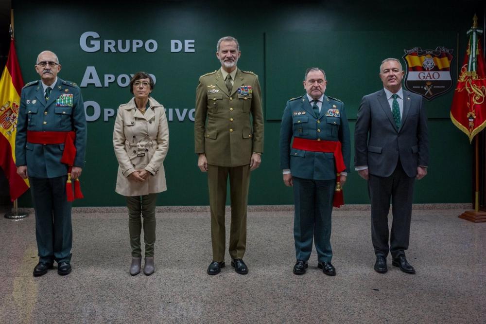 El Rey durante su visita al GAO de la Guardia Civil El