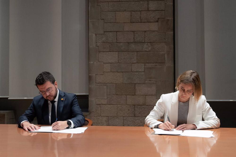 El presidente de la Generalitat, Pere Aragonès, y la líder de los comuns, Jéssica Albiach, han firmado la tarde de este miércoles un acuerdo para los Presupuestos de 2023 en el Palau de la Generalitat. El