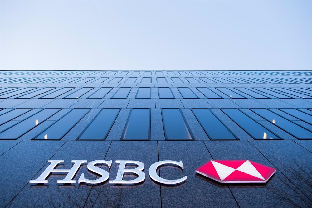 Archivo - FILED - 13 February 2017, Duesseldorf: The logo of the HSBC Bank is pictured on the facade of a bank branch in Duesseldorf. HSBC Holdings third-quarter profit before tax declined 42\%, the company reported on Tuesday. Photo: Rolf Vennenbernd/dpa Archivo