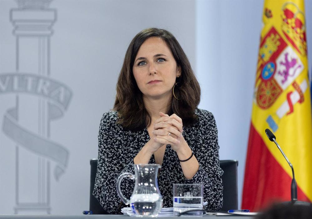 La ministra de Derechos Sociales y Agenda 2030, Ione Belarra, durante una rueda de prensa del Consejo de Ministros, en el Palacio de la Moncloa, a 13 de diciembre de 2022, en Madrid (España). La