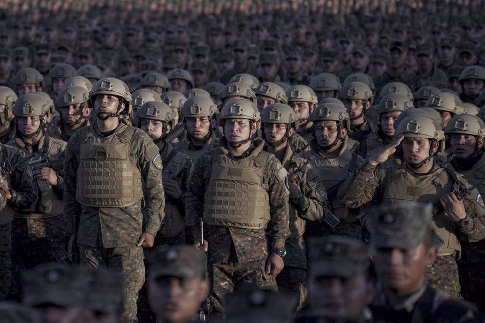 Soldados em El Salvador como parte da política de segurança anti-gangues Soldados