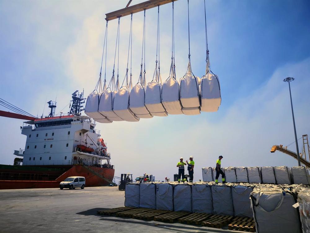 Archivo - Transporte de mercancías en el Puerto de Carboneras (Almería). Archivo