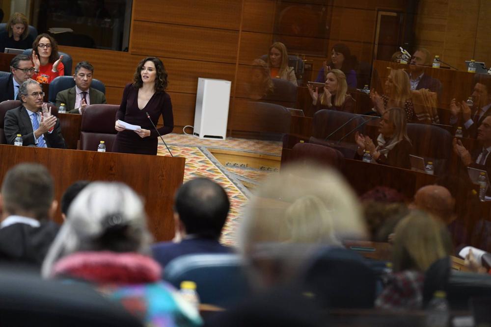 La presidenta de la Comunidad de Madrid, Isabel Díaz Ayuso, interviene en una sesión plenaria en la Asamblea de Madrid, a 1 de diciembre de 2022, en Madrid (España). El Pleno de hoy de la Asamblea de Madrid lleva a debate las enmiendas a la totalidad de l La