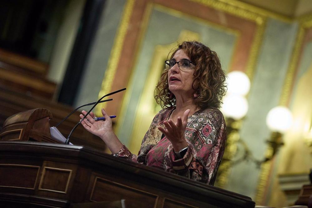 La ministra de Hacienda, María Jesús Montero, interviene en una sesión plenaria, en el Congreso de los Diputados, a 15 de diciembre de 2022, en Madrid (España). El Pleno del Congreso debate seis enmiendas de totalidad presentadas por Vox contra los proyec La