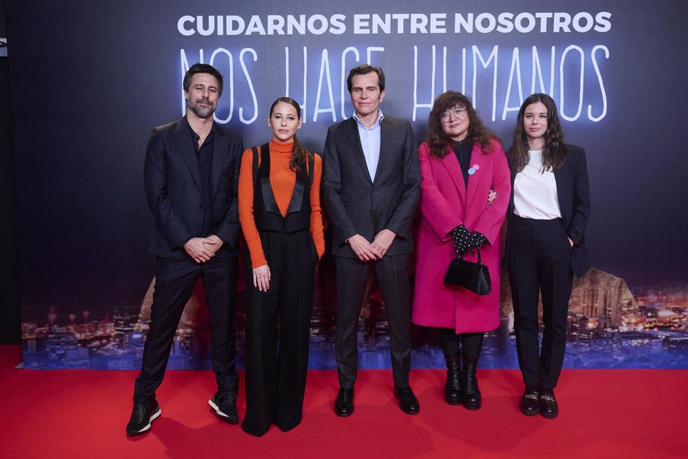 Iñaki Peralta, consejero delegado de Sanitas, en el centro de la imagen, junto a Isabel Coixet. Iñaki