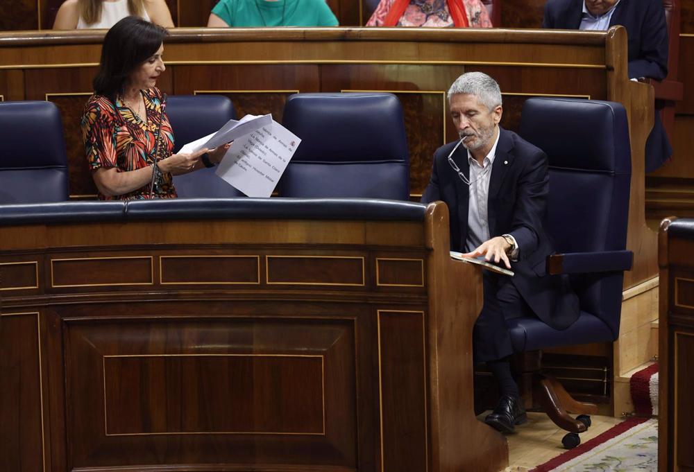 Archivo - La ministra de Defensa, Margarita Robles, y el ministro de Interior, Fernando Grande-Marlaska, durante una sesión de control al Gobierno en el Congreso de los Diputados Archivo