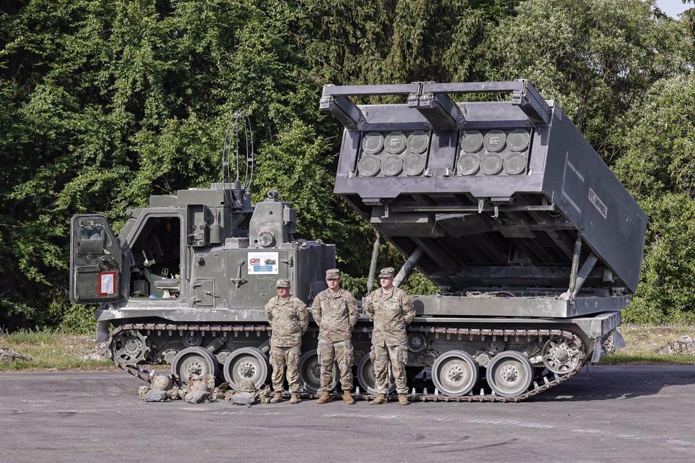 Arquivo - Soldados americanos em frente ao Sistema de Lançamento de Múltiplos Foguetes (MRLS) Arquivo