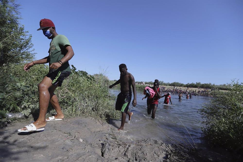 Arquivo - Migrantes que atravessam do México para os Estados Unidos através do rio Rio Grande Arquivo