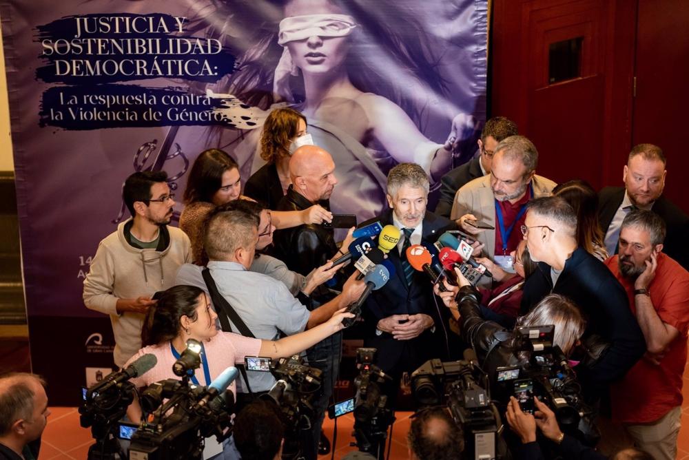 El ministro de Interior, Fernando Grande-Marlaska, atendiendo a los periodistas tras participar en el II Congreso 'Justicia y Sostenibilidad Democrática: la respuesta contra la violencia de género' El