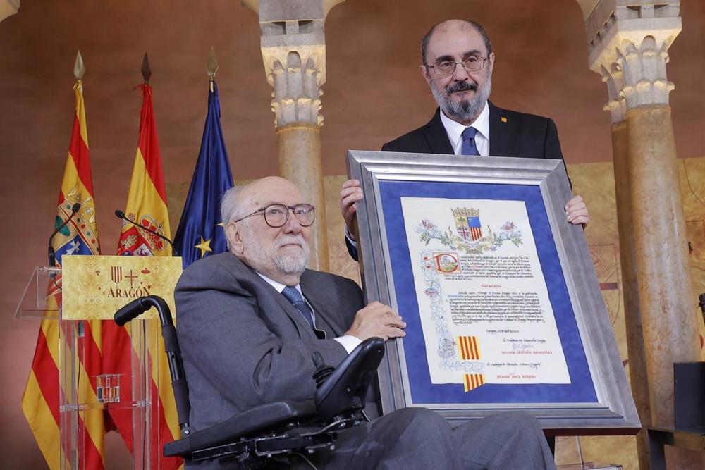 Archivo - Eloy Fernández Clement recogió el pasado 23 de abril el Premio Aragón 2022 que le entregó el presidente del Ejecutivo autonómico, Javier Lambán Archivo