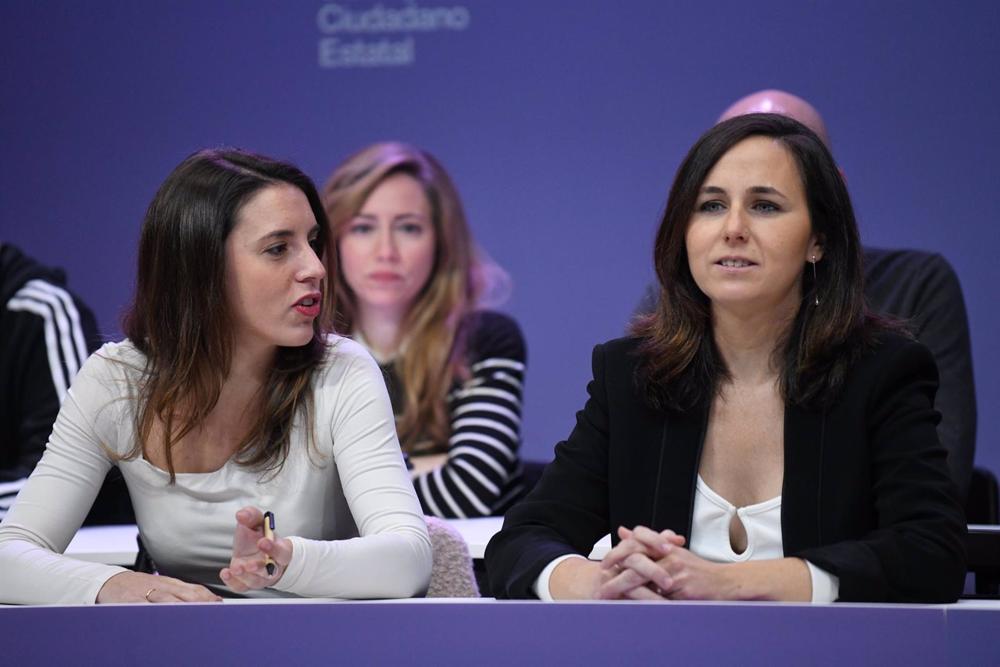 La ministra de Igualdad, Irene Montero (i), y la líder de Podemos y ministra de Derechos Sociales, Ione Belarra (d), en la reunión del Consejo Ciudadano Estatal de Podemos (CCE), en la sede del partido, a 17 de diciembre de 2022, en Madrid (España). La