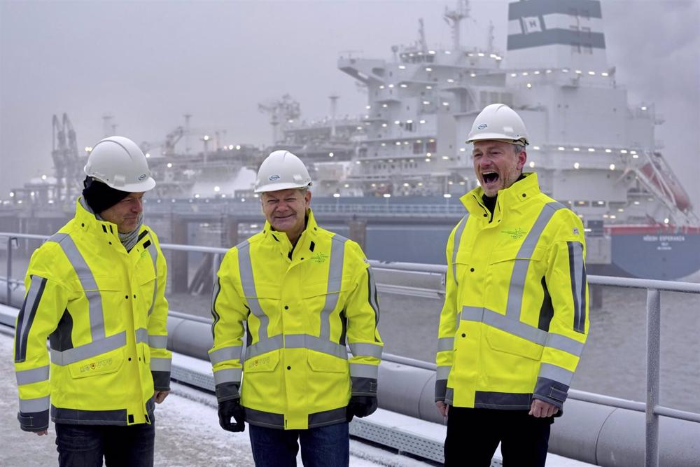 Robert Habeck, Olaf Scholz und Christian Lindner in der Erdgas-Wiederverdampfungsanlage in Wilhelmshaven, Deutschland. Robert