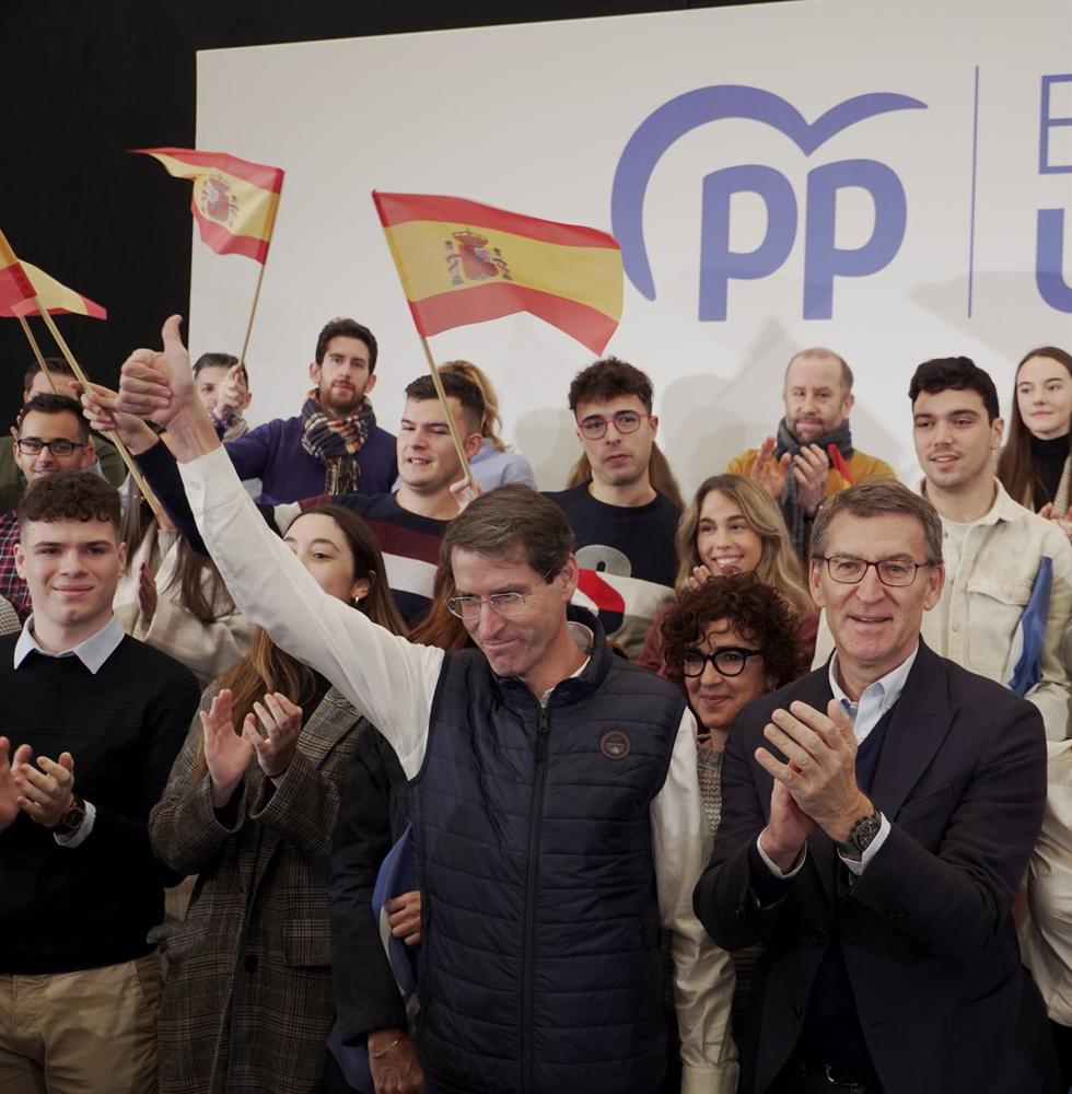 El candidato del PP a la Presidencia de La Rioja, Gonzalo Capellán (c), y el presidente del Partido Popular (PP), Alberto Núñez Feijóo (d), durante la clausura del acto ‘En defensa de un gran país’, a 17 de diciembre de 2022, en Lardero, La Rioja (España) El