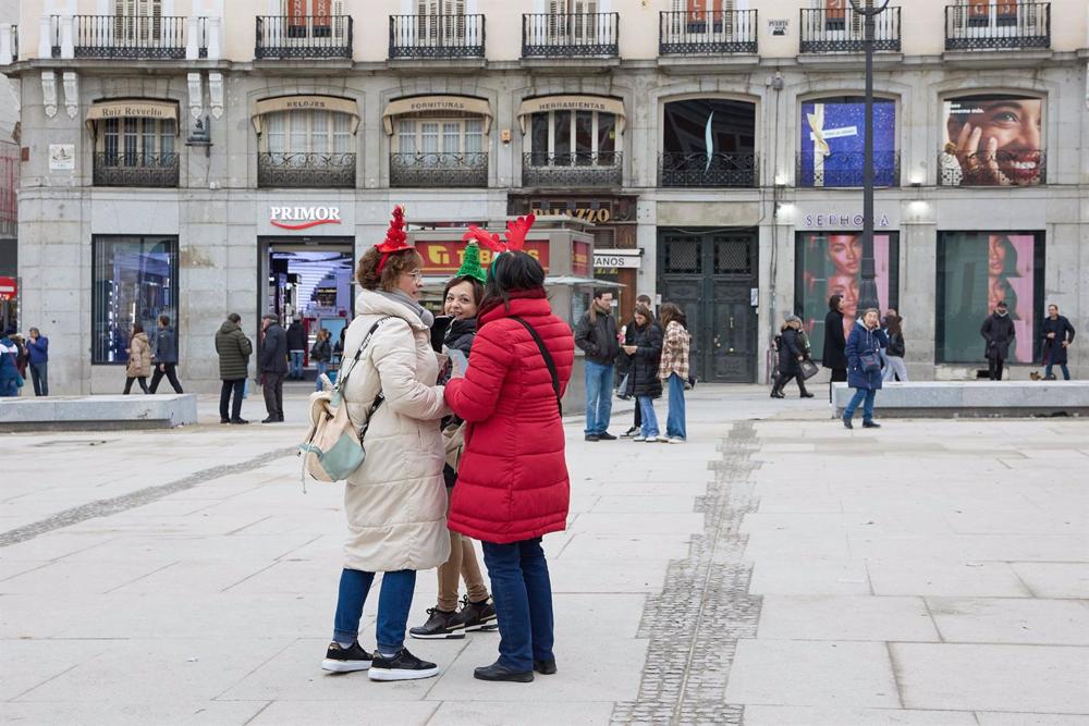 Varias personas en la remodelada y peatonalizada Puerta del Sol, a 4 de diciembre de 2022, en Madrid (España). Con motivo del puente de la Constitución la Puerta del Sol ha quedado despejada y accesible para facilitar la movilidad en la zona durante este Varias