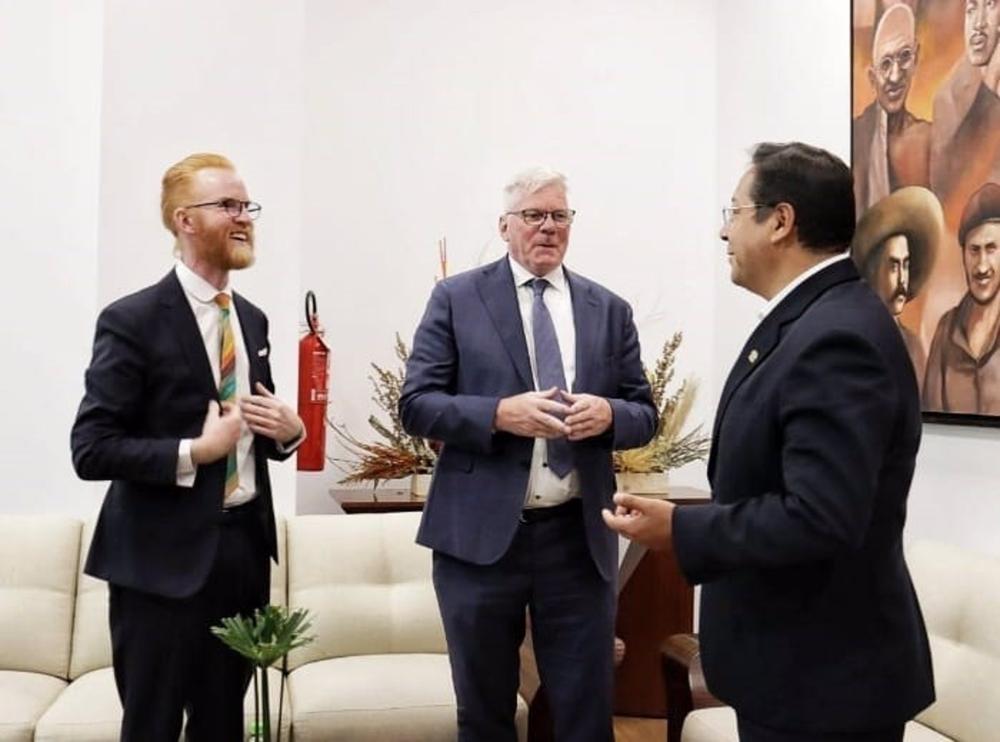 El presidente de Bolivia, Luis Arce (d), con representantes de Wikileaks El