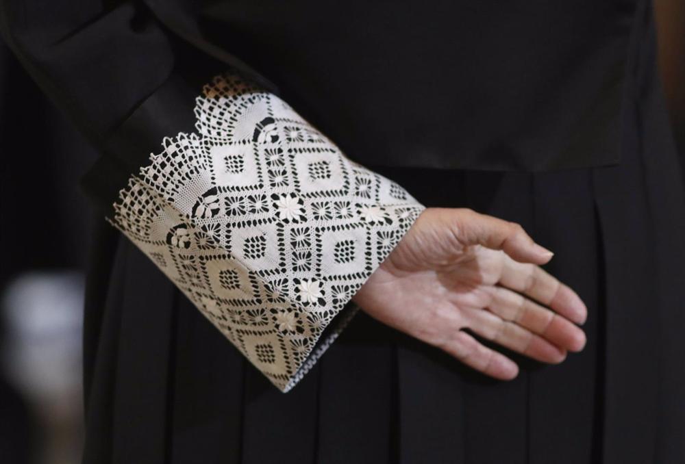 Archivo - Imagen de la mano de un juez, con la toga negra que visten en las vistas orales. Archivo